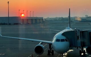 Sonnenaufgang am Flughafen München - auf dem Weg zur Gerichtsverhandlung in einem internationalen Fall