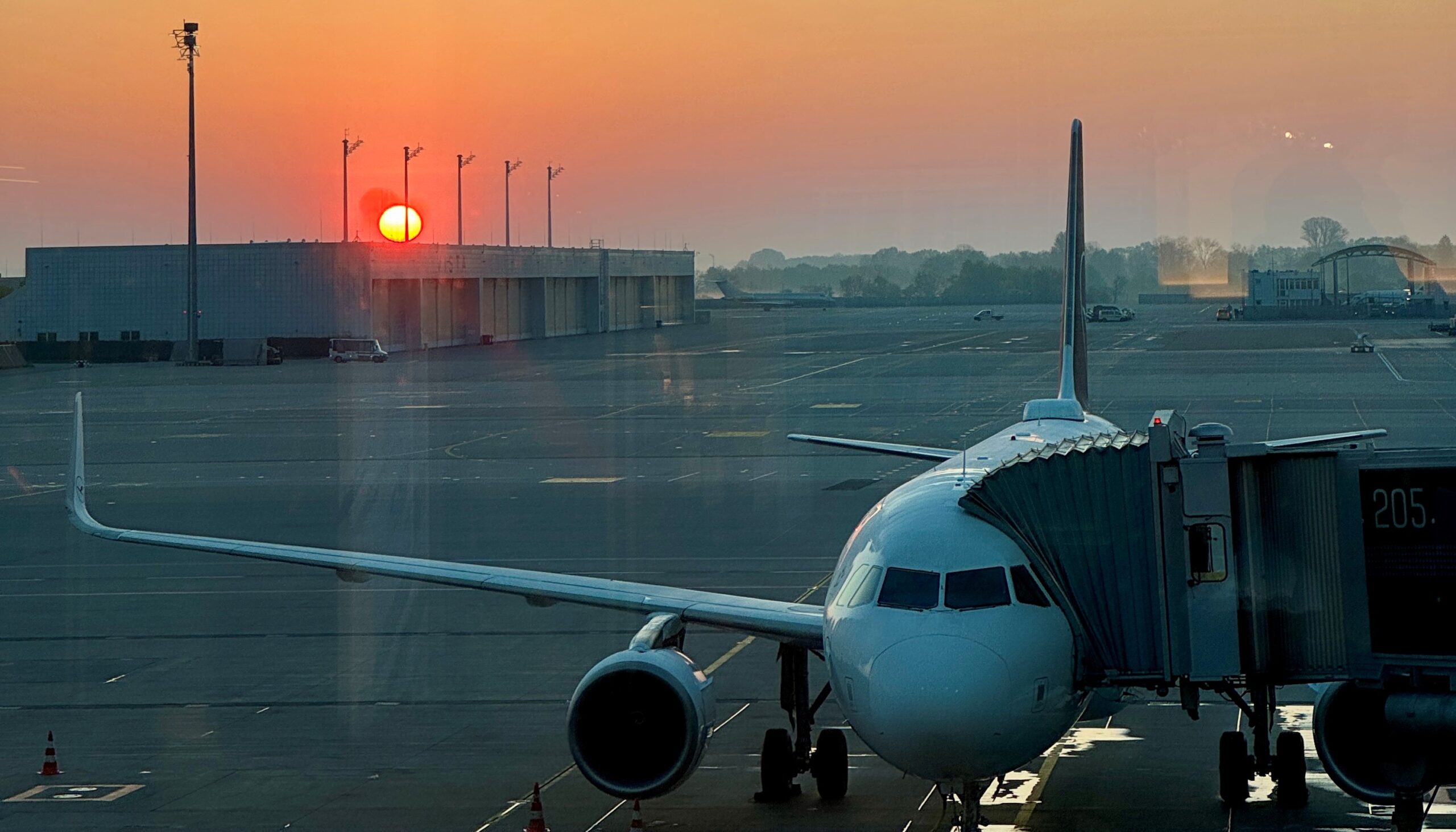 Sonnenaufgang am Flughafen München - auf dem Weg zur Gerichtsverhandlung in einem internationalen Fall